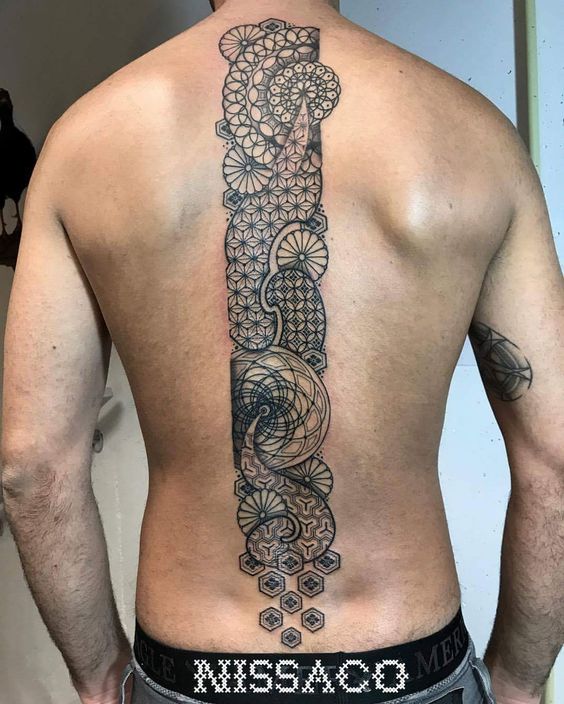 Tatouage Motifs Géométriques Sur La Colonne Vertébrale