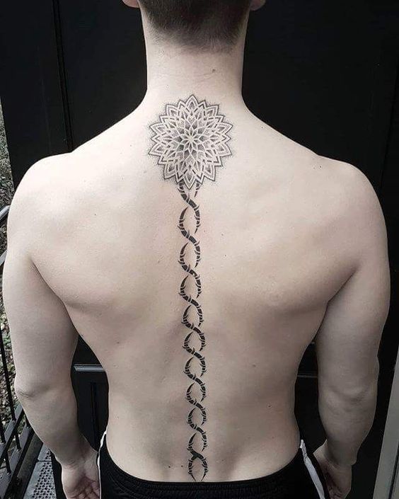 Tatouage Mandala Avec épines Sur La Colonne Vertébrale