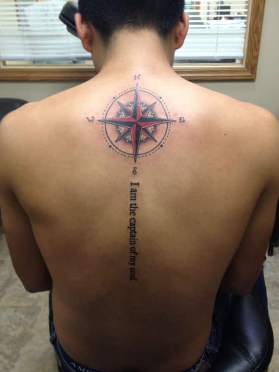 Tatouage Boussole Et Phrase Inspirante Sur La Colonne Vertébrale