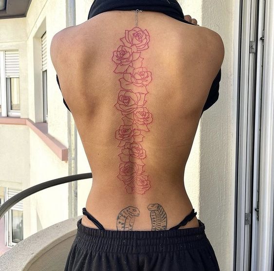 Tatouage Roses à L'encre Rouge Sur La Colonne Vertébrale