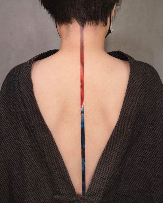 Tatouage Bande Colorée Sur La Colonne Vertébrale