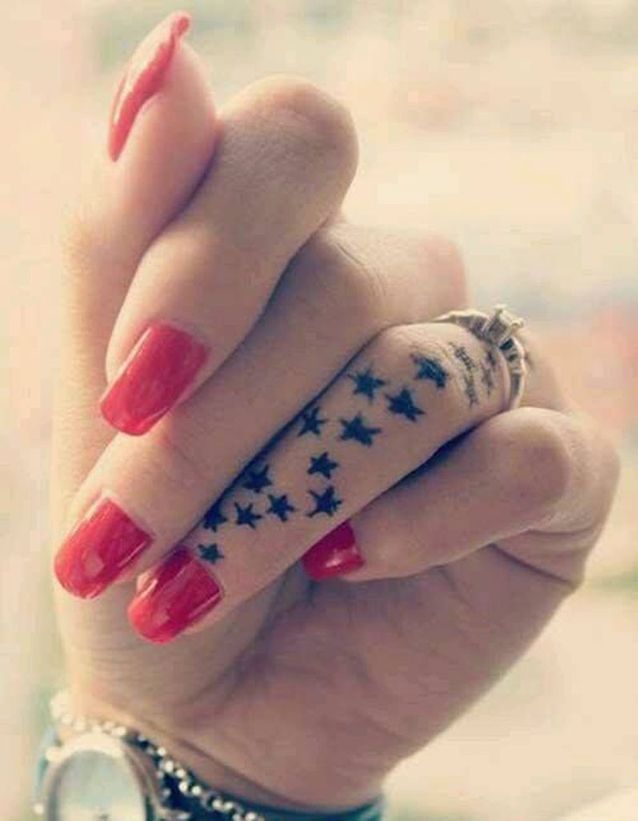 Tatouage étoiles Noires à Cinq Branches Sur Le Doigt