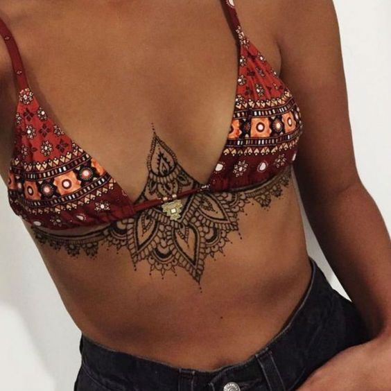 Tatouage Mandala Et Dentelle Sur Le Sternum