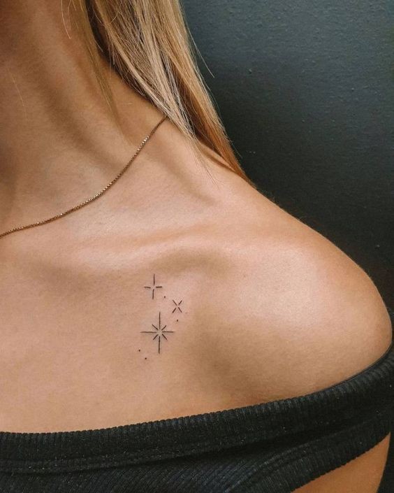 Tatouage étoiles Minimalistes Sur La Clavicule