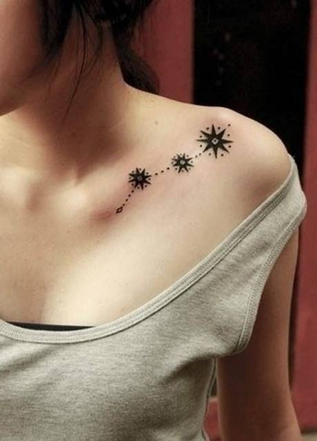 Tatouage étoiles à Huit Branches Sur La Clavicule