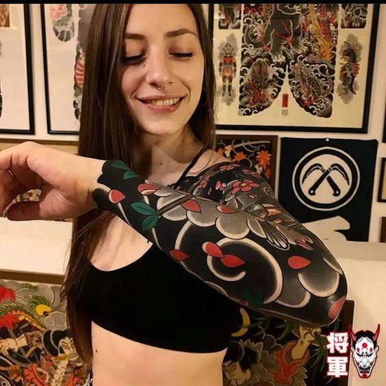 Tatouage Fleurs Rouges Et Nuages Noires Et Grises Sur Les Bras