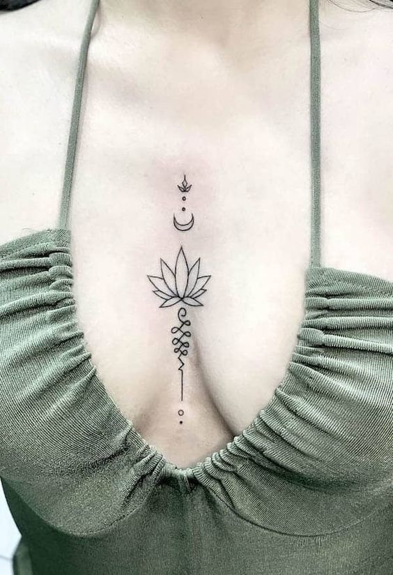Tatouage Lotus Et Lune Minimaliste Sur Le Sternum