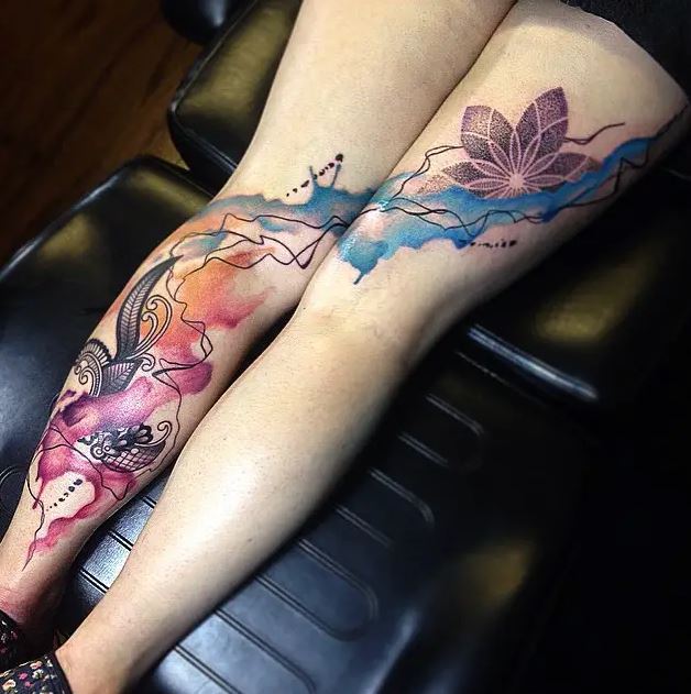 Tatouage Ornemental Et Aquarelle Sur Le Mollet