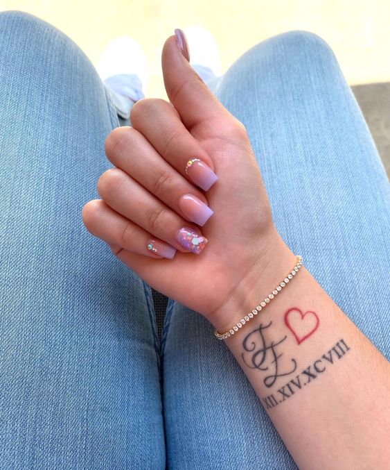 Tatouage Date D'anniversaire Avec Initiales Et Coeur Sur Le Poignet