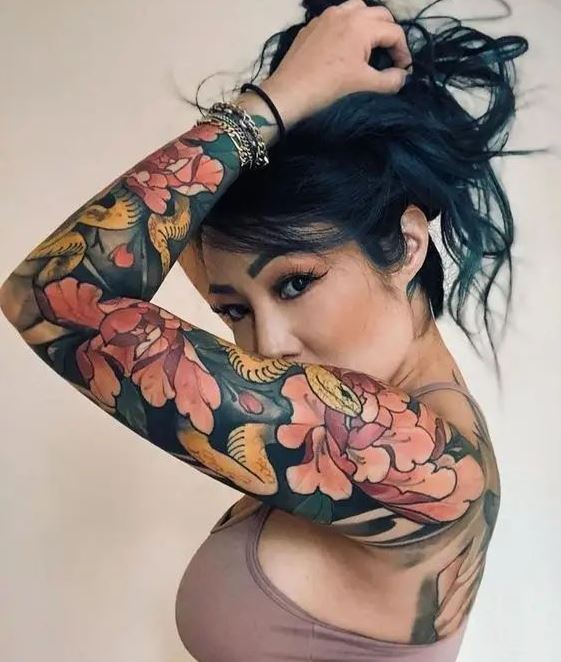 Tatouage Fleurs Rouges Et Serpent Jaune Sur Les Bras