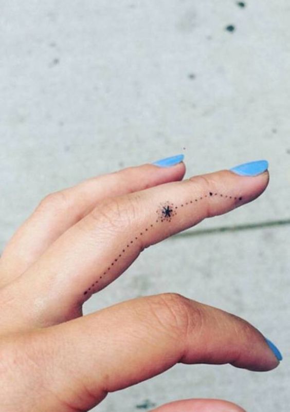 Tatouage Constellation Avec Dotwork Sur Le Doigt