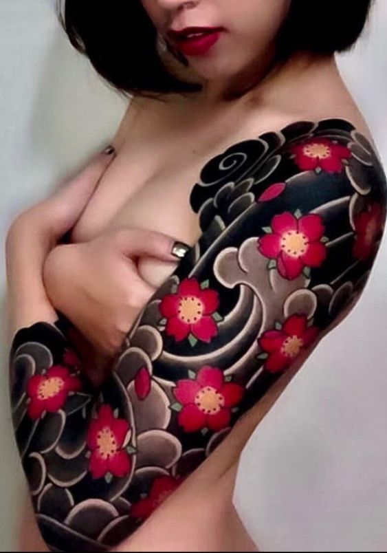 Tatouage Fleurs Rouges Vives Et Vagues Grises Sur Les Bras
