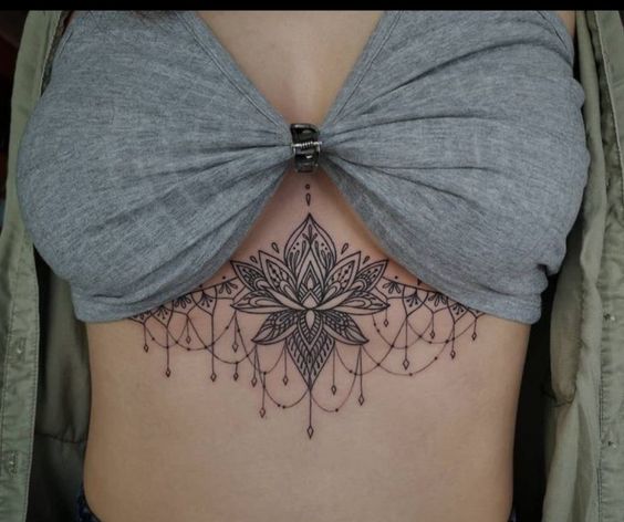 Tatouage Lotus Et Bijoux Sur Le Sternum