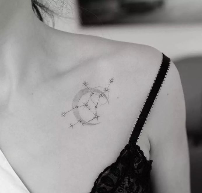 Tatouage Constellation Et Lune Sur La Clavicule