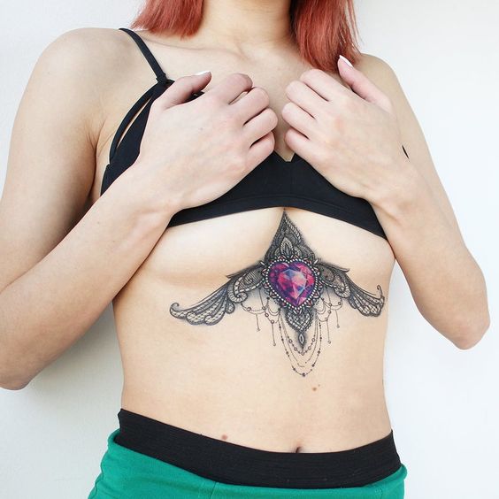 Tatouage Pierre Violette, Dentelle Et Bijoux Sur Le Sternum