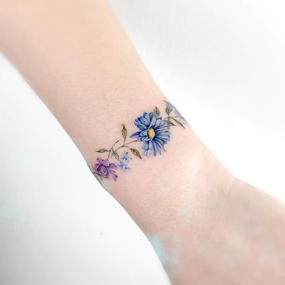 Tatouage Bracelet Fleurs Bleues Et Violettes