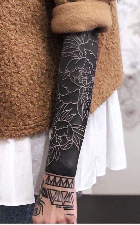 Tatouage Fleurs Noires Sur L'avant Bras