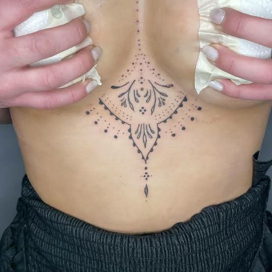 Tatouage Ornemental Dotwork Sur Le Sternum