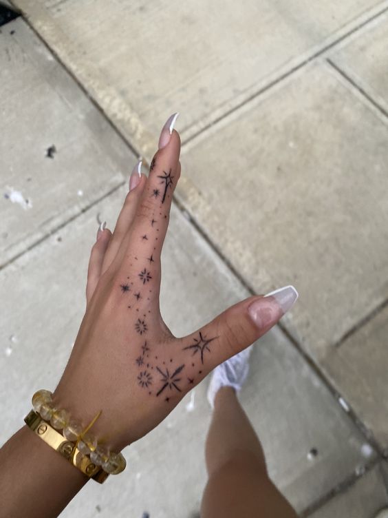 Tatouage Assortiment D'étoiles Sur Le Doigt