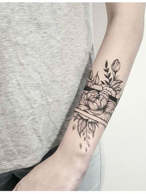 Tatouage Bracelet Pivoine En Noir Et Gris