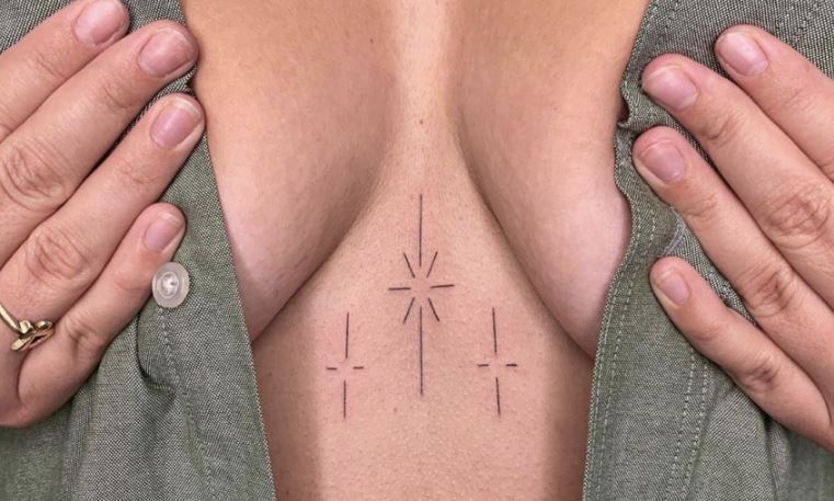 Tatouage étoiles Discrètes Sur Le Sternum