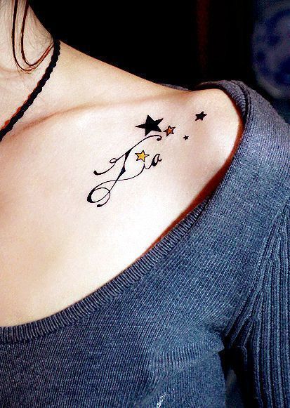 Tatouage étoiles Et Prénom Sur La Clavicule