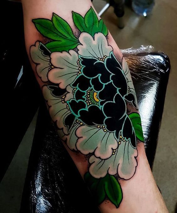 Tatouage Fleur Bleue Et Noire Sur L'avant Bras
