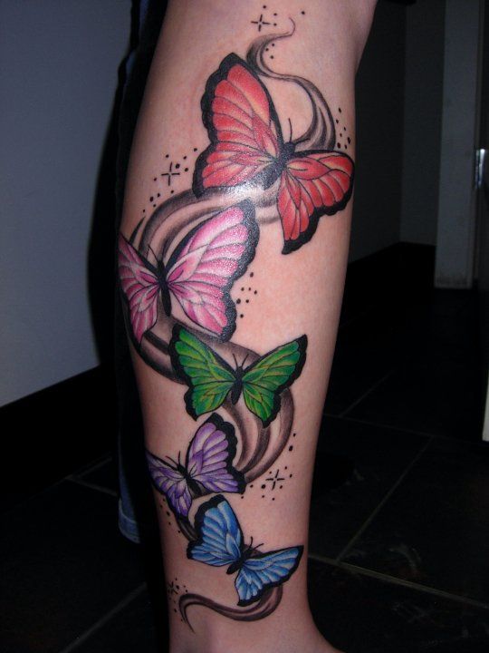 Tatouage Papillons Colorés Sur Le Mollet