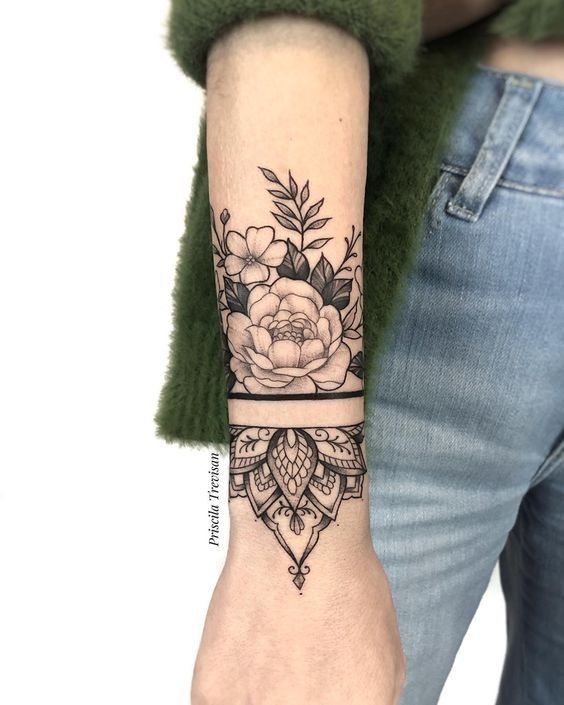 Tatouage Bracelet Bouquet De Fleurs En Noir Et Gris