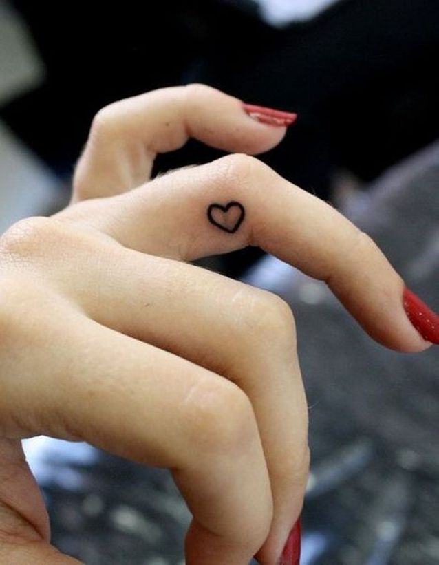 Tatouage Coeur à L'encre Noire Sur Le Doigt