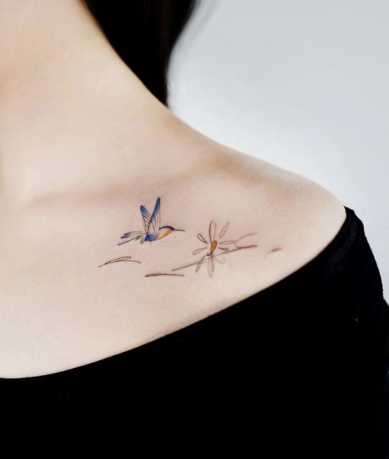 Tatouage Colibri Et Fleur Graphiques Sur La Clavicule