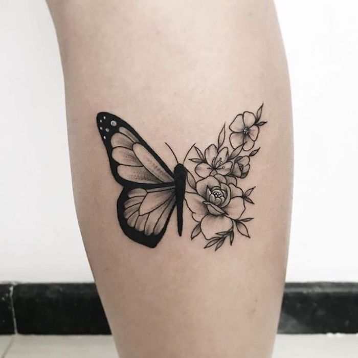 Tatouage Papillon Et Fleurs En Noir Et Gris Sur Le Mollet