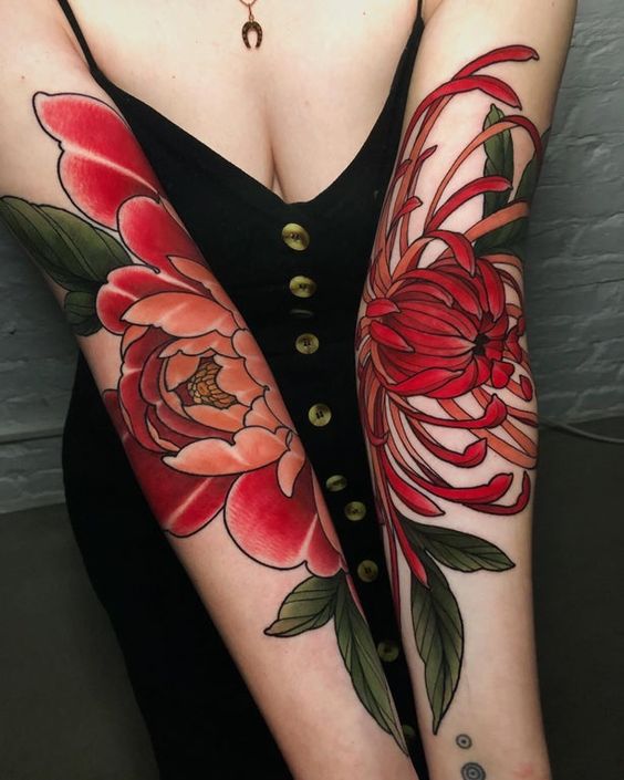 Tatouage Pivoine Et Chrysanthème Sur L'avant Bras