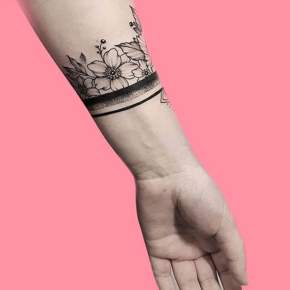 Tatouage Bracelet Fleurs Et Bande En Noir Et Gris