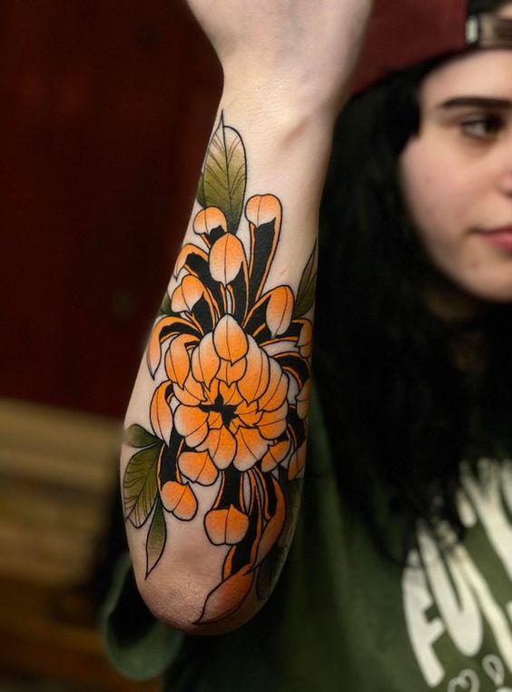 Tatouage Chrysanthème Orange Sur L'avant Bras