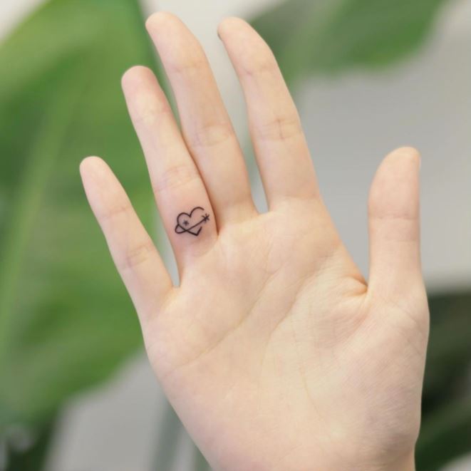 Tatouage Coeur Et étoile Filante Sur Le Doigt