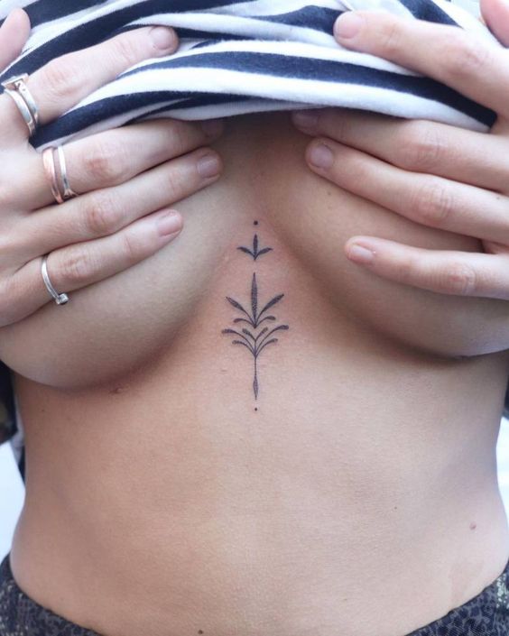 Tatouage Feuilles Dotwork Discrètes Sur Le Sternum