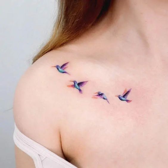 Tatouage Oiseaux Multicolores Sur La Clavicule