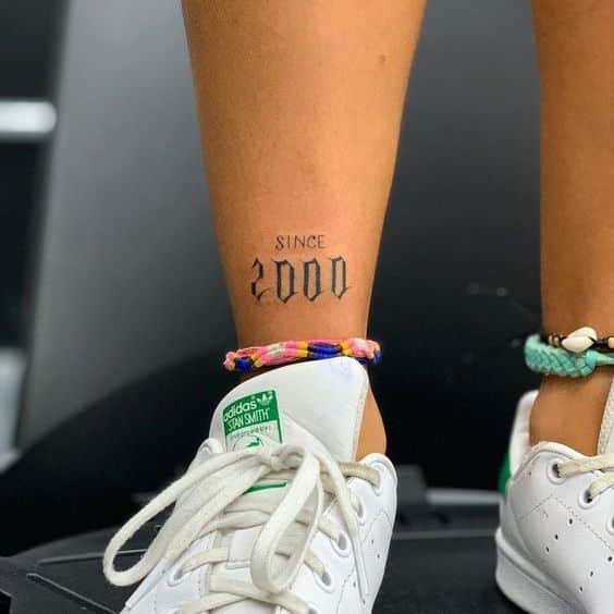 Tatouage Date D'anniversaire Gothique Sur La Jambe