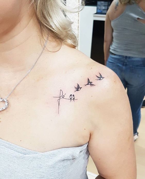 Tatouage Oiseaux Noirs Et Signature Sur La Clavicule