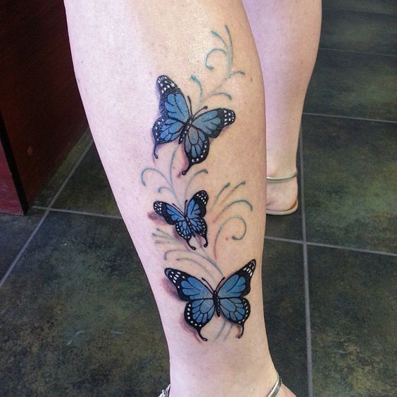 Tatouage Trois Papillons Bleus Sur Le Mollet