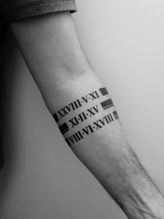 Tatouage Dates D'anniversaires En Chiffres Romains Avec Bandes Noires Sur L'avant Bras