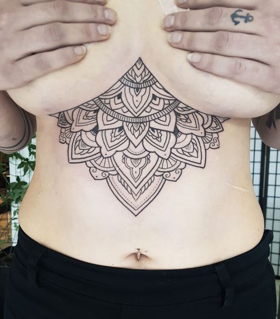 Tatouage Mandala à L'encre Noire Sur Le Sternum