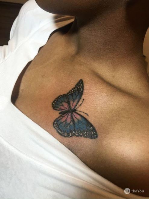 Tatouage Papillon Bleu Sur La Clavicule