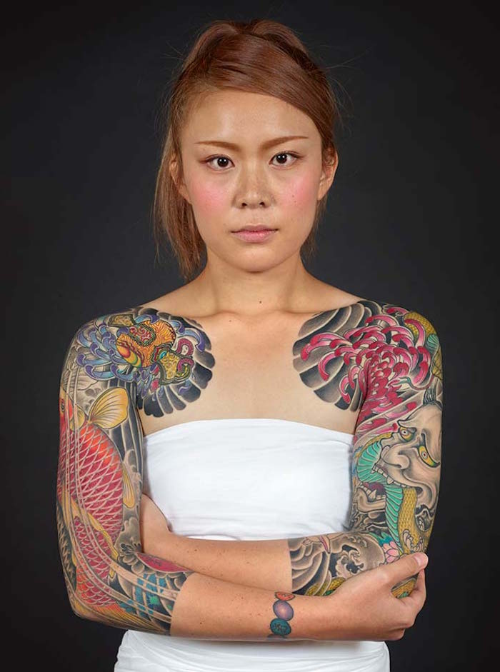 Tatouage Poisson Rouge Et Masque Grise Sur Les Bras