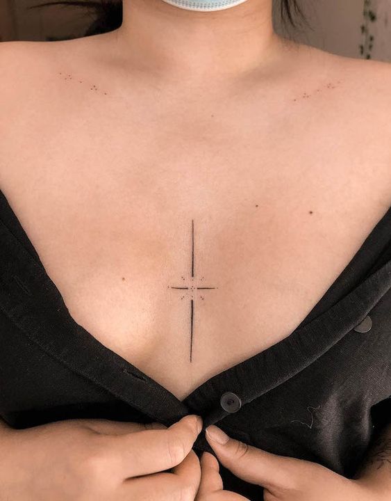 Tatouage étoile Discrète Sur Le Sternum