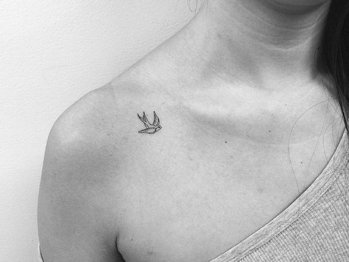 Tatouage Hirondelle à L'encre Noire Sur La Clavicule