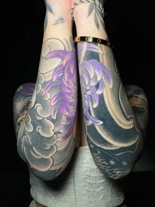 Tatouage Chrysanthème Violette Sur L'avant Bras