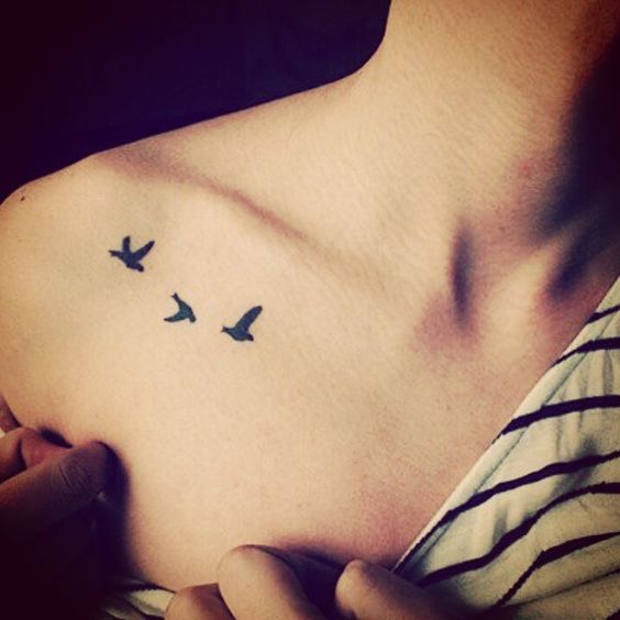 Tatouage Oiseaux Discrets Sur La Clavicule