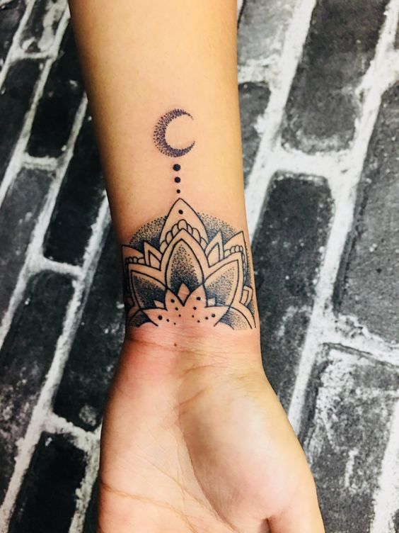 Tatouage Bracelet Mandala Et Lune Dotwork